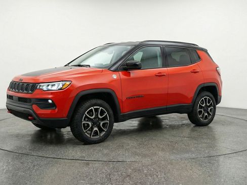 Used 2025 Jeep Compass Trailhawk image 3