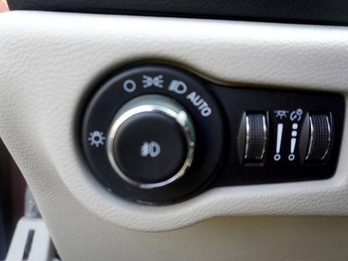 Used 2020 Chrysler Pacifica Touring-L image 22