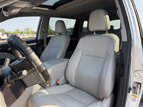 Used 2017 Toyota Highlander XLE AWD/4WD image 8