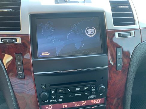 Used 2011 Cadillac Escalade Luxury RWD image 31