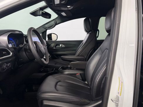 Used 2025 Chrysler Pacifica Select FWD image 23