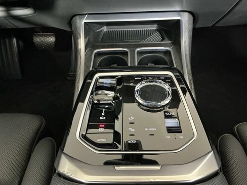 Used 2024 BMW i7 xDrive60 AWD/4WD image 13