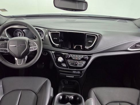 New 2025 Chrysler Pacifica Select image 39