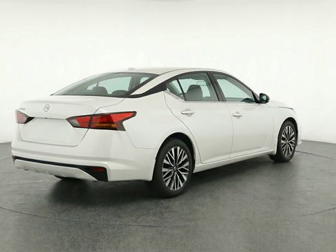 Used 2025 Nissan Altima 2.5 SV FWD image 9