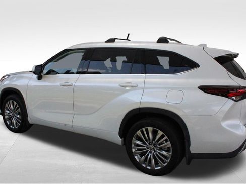 Certified 2026 Toyota Highlander Platinum AWD/4WD image 14