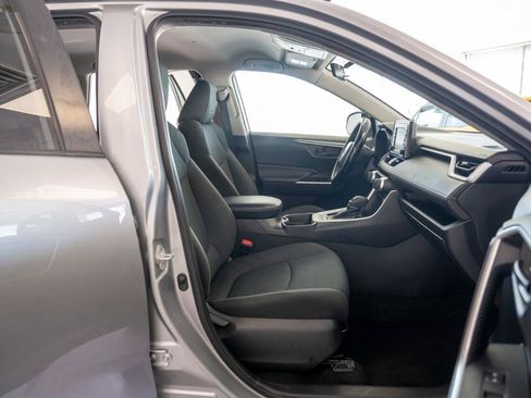 Used 2021 Toyota RAV4 LE AWD/4WD image 19