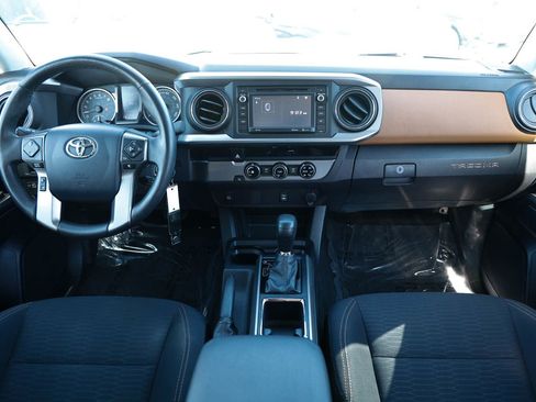 Used 2017 Toyota Tacoma SR5 w/ Tow Package RWD image 10