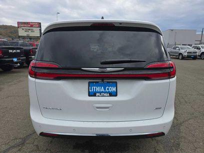 New 2026 Chrysler Pacifica Select