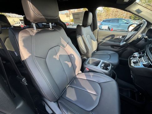 New 2026 Chrysler Pacifica Select image 16