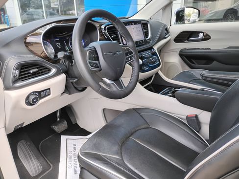 Used 2023 Chrysler Pacifica Limited image 9