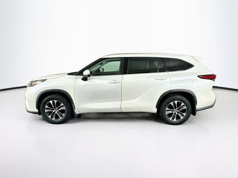 Used 2020 Toyota Highlander XLE AWD/4WD image 4