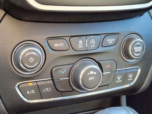 Used 2019 Jeep Cherokee Latitude w/ Popular Appearance Group image 32