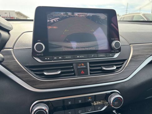 Used 2025 Nissan Altima 2.5 SV FWD image 19