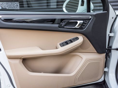 Certified 2024 Porsche Macan AWD/4WD image 23