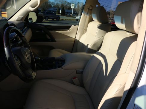 Used 2018 Lexus LX 570 4WD image 30