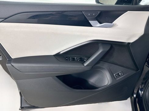 Certified 2025 Volkswagen Tiguan SE AWD/4WD image 16