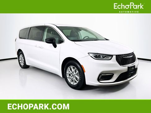 Used 2024 Chrysler Pacifica Touring-L image 1