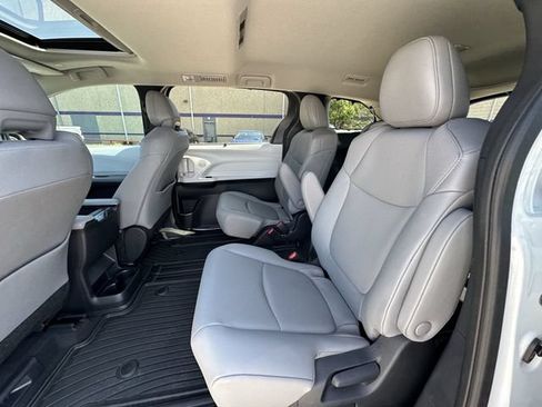Used 2026 Toyota Sienna XLE FWD image 29
