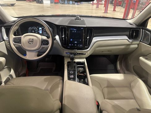 Used 2018 Volvo XC60 T6 Momentum w/ Convenience Package AWD/4WD image 10
