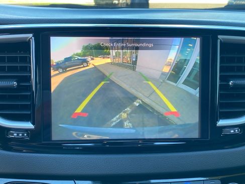 Used 2025 Chrysler Pacifica Select FWD image 14