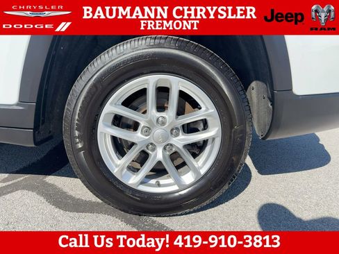 Used 2023 Jeep Grand Cherokee L Laredo w/ Luxury Tech Group I AWD/4WD image 25