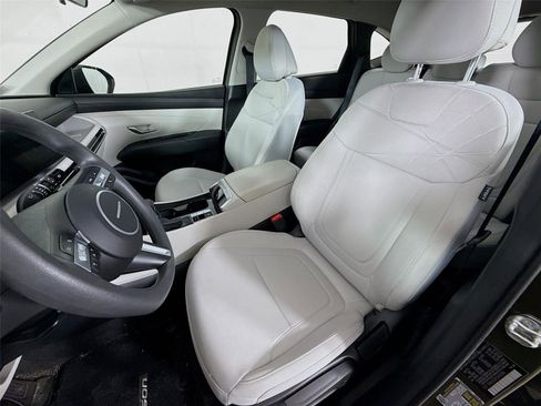 Used 2025 Hyundai Tucson SE FWD image 2
