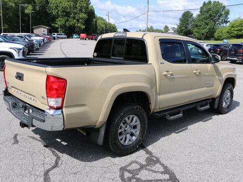 Used 2017 Toyota Tacoma SR5 w/ Tow Package AWD/4WD image 8