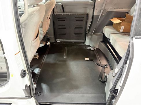 Used 2019 Toyota Sienna LE FWD image 12