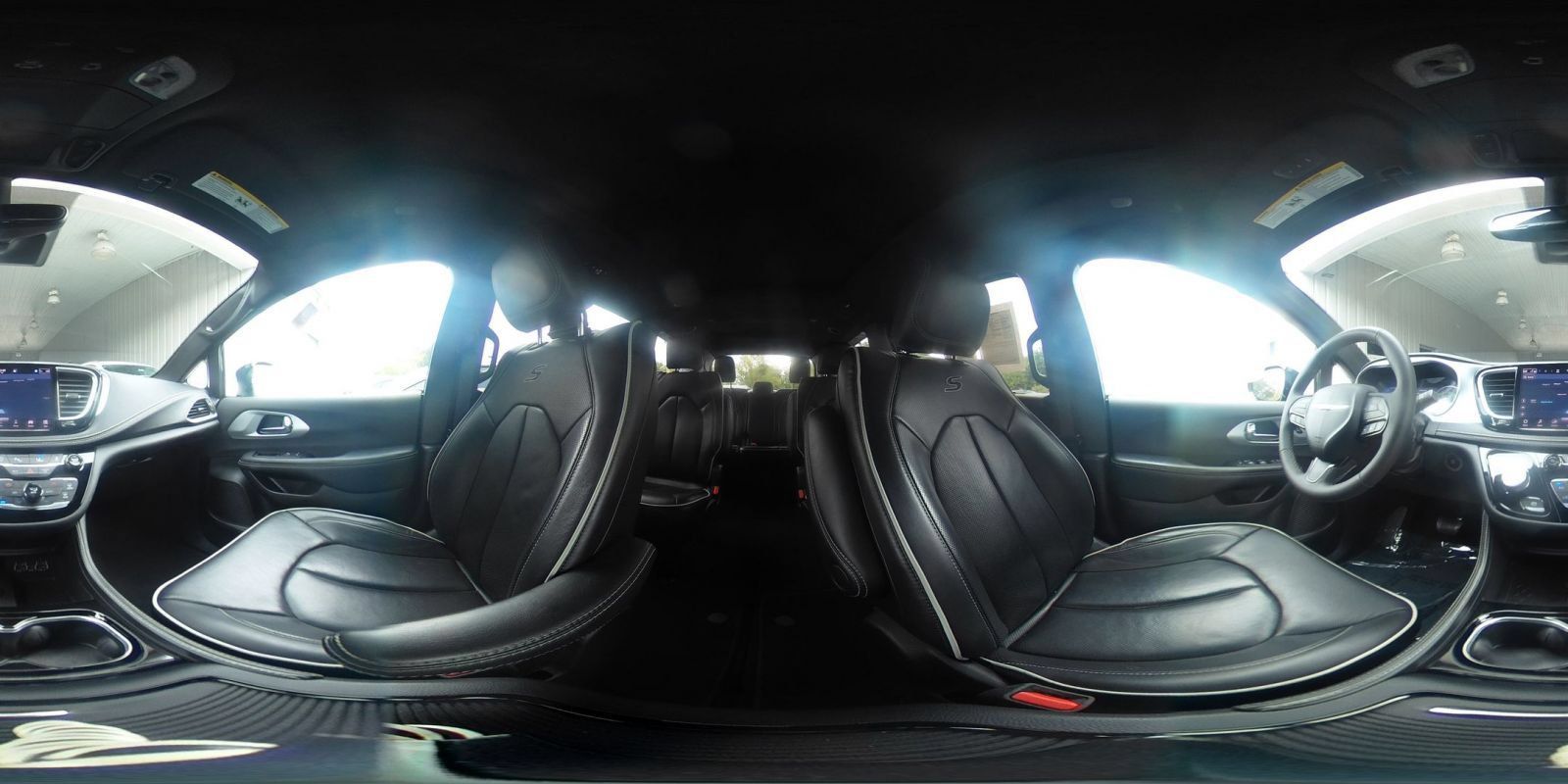 Used 2025 Chrysler Pacifica Limited FWD image 46