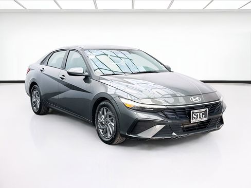 Used 2024 Hyundai Elantra SEL FWD image 3
