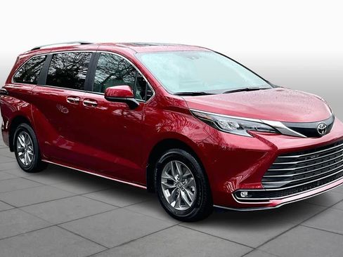 Certified 2026 Toyota Sienna XLE image 3