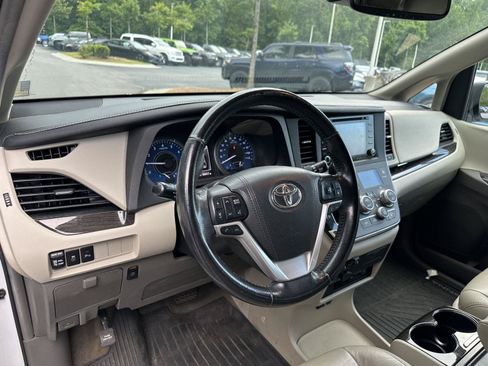 Used 2018 Toyota Sienna XLE Premium AWD/4WD image 11