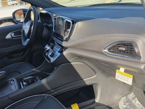New 2026 Chrysler Pacifica Limited image 14