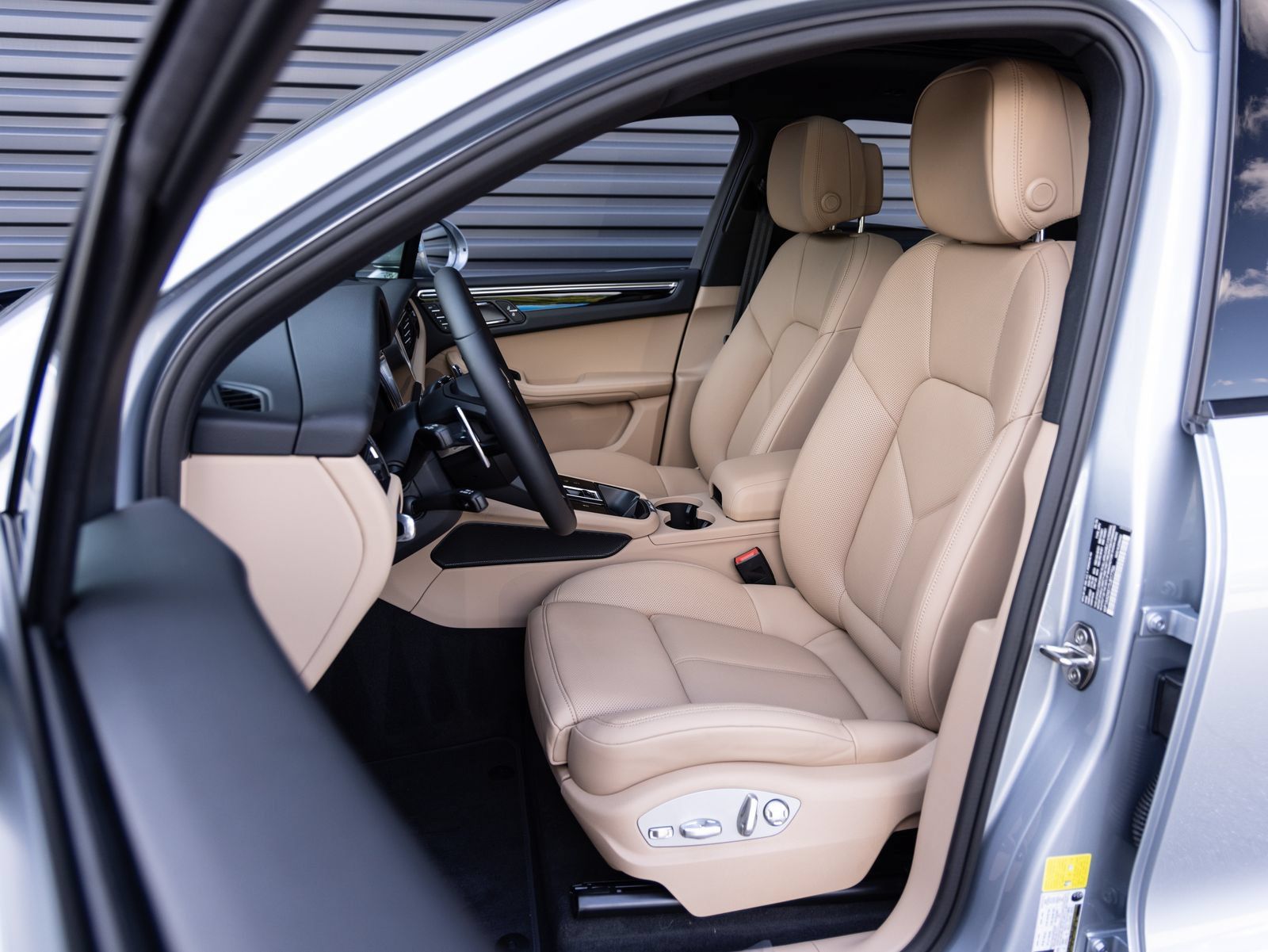 Certified 2026 Porsche Macan AWD/4WD image 5