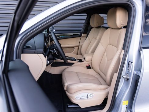 Certified 2026 Porsche Macan AWD/4WD image 5
