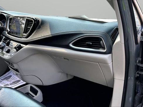 Used 2022 Chrysler Pacifica Touring-L FWD image 16
