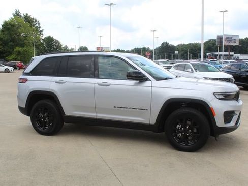 Used 2025 Jeep Grand Cherokee Altitude AWD/4WD image 10