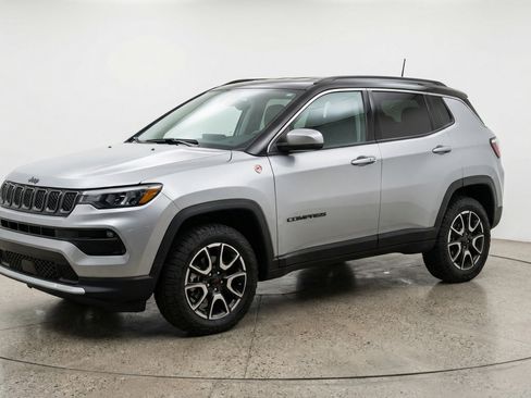 Used 2025 Jeep Compass Trailhawk image 3