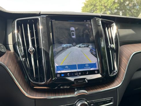 Certified 2023 Volvo XC60 B5 Ultimate w/ Climate Package image 18