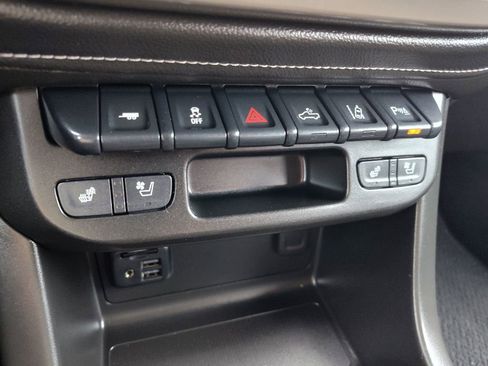 Used 2022 GMC Canyon Denali image 25