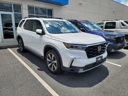 Used 2023 Honda Pilot Touring image 3
