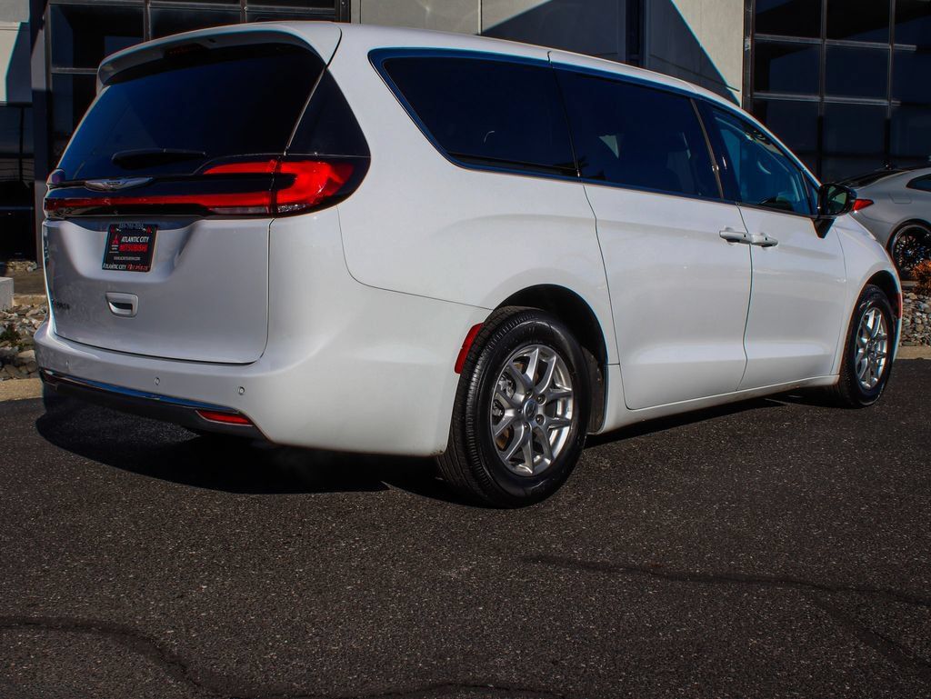 Used 2024 Chrysler Pacifica Touring-L FWD image 6