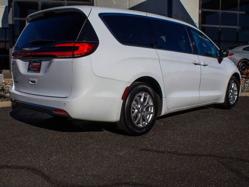 Used 2024 Chrysler Pacifica Touring-L FWD image 6