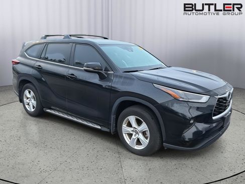 Used 2024 Toyota Highlander LE AWD/4WD image 5