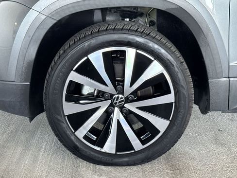 Certified 2022 Volkswagen Taos SE FWD image 11