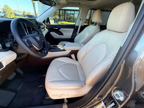 Used 2021 Toyota Highlander XLE image 5