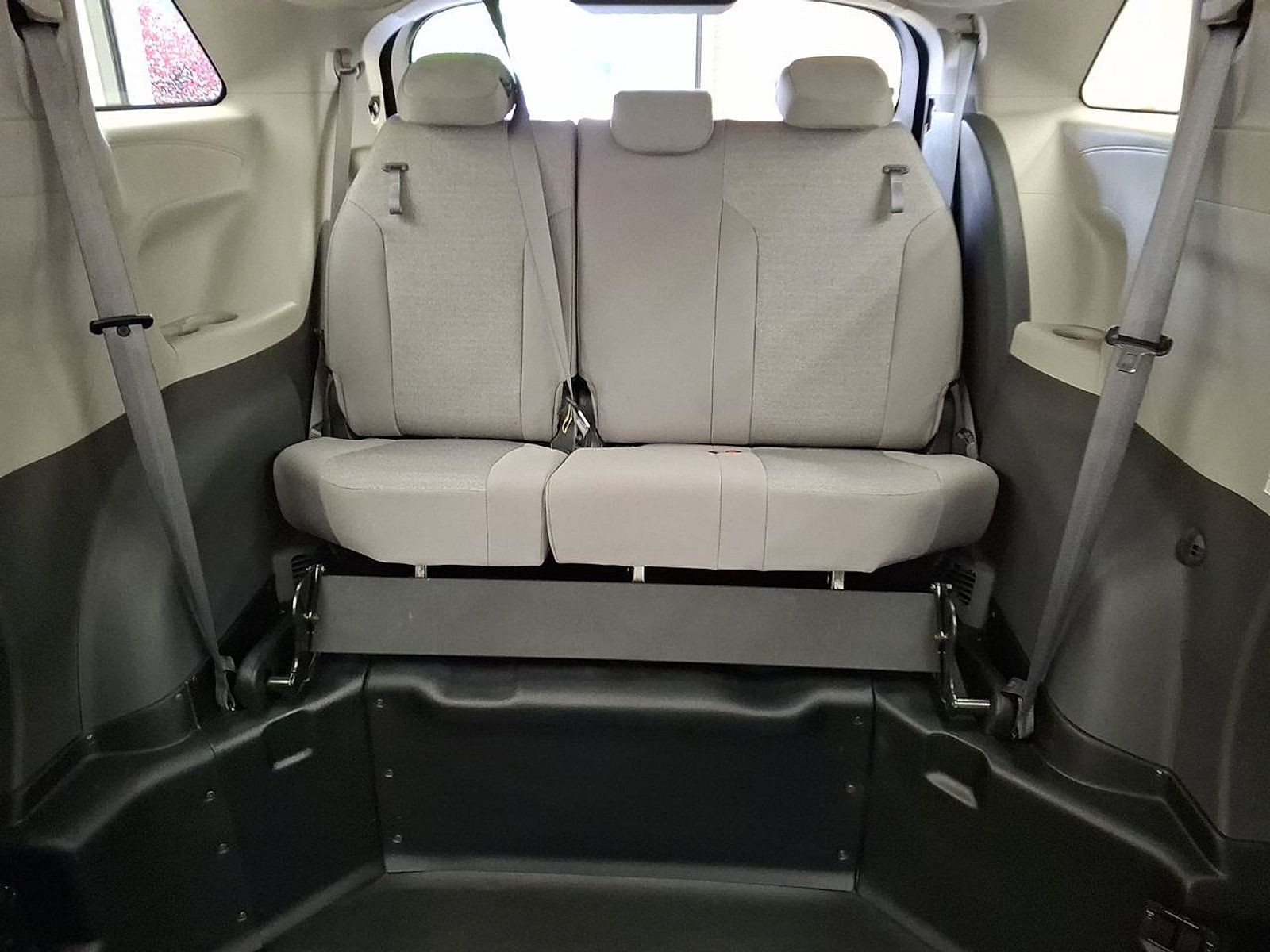 Used 2024 Toyota Sienna LE FWD image 22