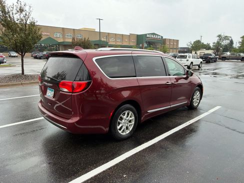 Used 2020 Chrysler Pacifica Touring-L FWD image 4