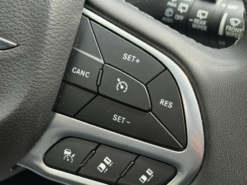 Used 2023 Chrysler Pacifica Touring-L FWD image 15