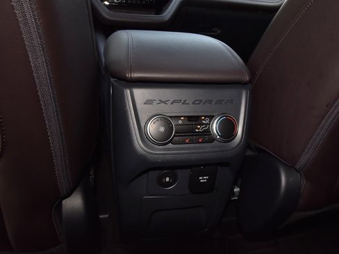 Certified 2025 Ford Explorer Platinum w/ Ultimate Package image 20